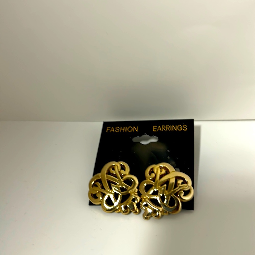 Monet gold tone shiny earrings clip filigree retro power dressing chunky barque